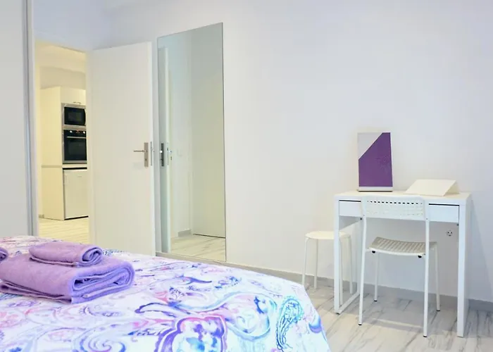 Central, Bright Apt In Athens Near Metro